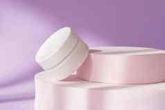 美化妆品奶油Jar模型紫色的讲台上展示白色包容器基座窗户影子背景空白皮肤护理产品模板奢侈品护肤品身体保湿霜