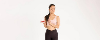 活跃的生活方式健身幸福概念确定亚洲女孩运动员拒绝糖果辞职吃垃圾食物饮食失去重量拒绝吃蛋糕站不情愿的白色背景