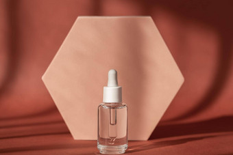 透明质酸酸血清护肤品瓶米色讲台上基座血清产品化妆品肽胶原蛋白棕色（的）表面现代品牌包装阴影
