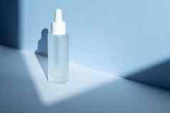 玻璃化妆品瓶吸管产品包装几何阴影蓝色的背景反老化血清胶原蛋白肽化妆品模型护肤品概念