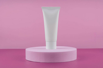 白色管化妆品产品讲台上基座粉红色的背景奶油瓶乳液摩丝<strong>展示护肤品</strong>例程美清洁剂洗发水站