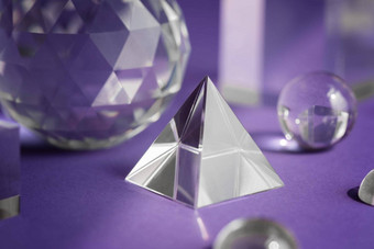 水晶棱镜折射光魔法晶体金字塔球多维数据集紫色的背景精神上的疗愈水晶实践冯水好能源流概念背景