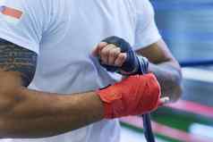 减少机会扭伤骨折认不出来男人。身材魁梧的手手腕拳击健身房