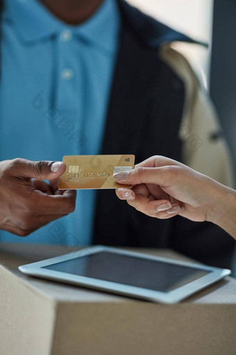 简单的方法支付包裹客户信贷卡支付交付使快递