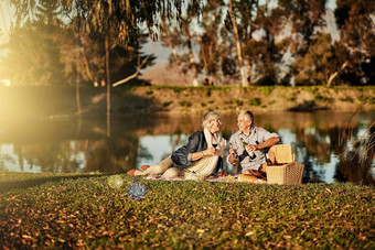 真正的浪漫不褪色时间快乐高级夫妇喝酒享受野餐