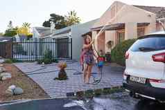 车吱吱响的清洁家庭洗车车道