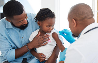 医疗保健疫苗医生孩子病人清洁肩膀卫生材料支持父亲孩子任命医疗专业清洁手臂拍摄注射