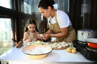 烹饪类使自制的乌克兰饺子塞被捣成糊状的土豆妈妈女儿烹饪瓦雷尼基