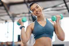 快乐健康健身女人哑铃重量培训锻炼锻炼美女身体构建器微笑体育健身房健康的健康生活方式女孩运动员