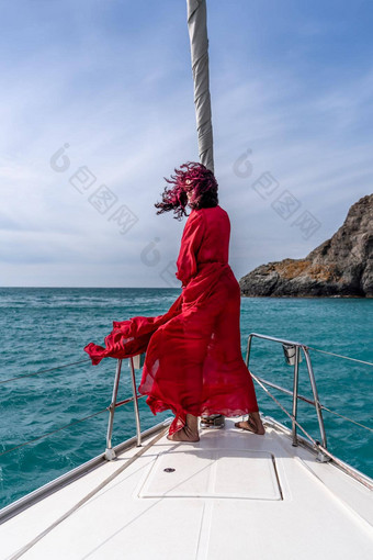 有吸引力的中年女人红色的衣服游艇<strong>夏天</strong>一天奢侈品<strong>夏天</strong>冒险<strong>户外</strong>活动