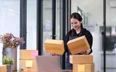 启动小业务锻造企业家老板检查在线购买购物订单准备包产品盒子销售在线的想法概念