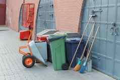 设备清洁城市街道扫帚垃圾容器电车清洁城市概念
