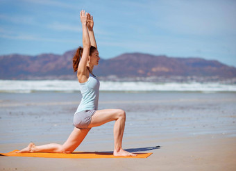 平静<strong>瑜伽</strong>年轻的女人练习<strong>瑜伽</strong>例程海滩