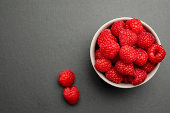 新鲜的多汁的<strong>树莓</strong>小黑色的板明亮的红色的深红色的特写镜头夏天浆果挑选时间健康的<strong>有机</strong>水果孩子们