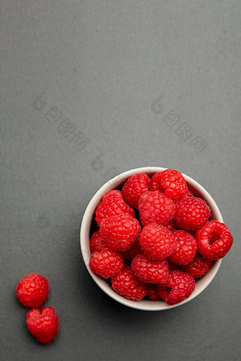 新鲜的多汁的树莓小黑色的板明亮的红色的深红色的<strong>特写</strong>镜头<strong>夏天</strong>浆果挑选时间健康的有机<strong>水果</strong>孩子们垂直照片