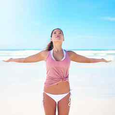 瑜伽同步心身体灵魂年轻的女人瑜伽海滩
