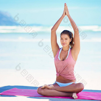 找到真正的自然年轻的女人瑜伽海滩