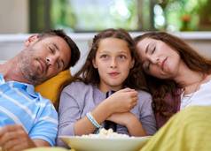 父母不能距离年轻的女孩看电影父母睡眠一边