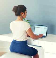人体工程学替代办公室椅子年轻的女商人工作移动PC首页