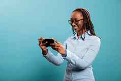 快乐微笑衷心地女人现代智能手机触屏设备享受看有趣的视频互联网