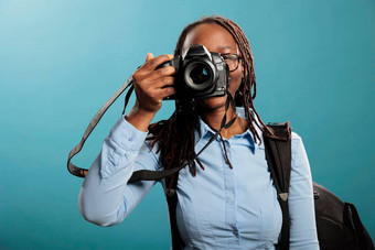专业摄影师<strong>拍摄</strong>现代设备采取图片相机蓝色的背景