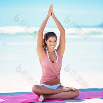 探索和平年轻的女人<strong>瑜伽</strong>海滩