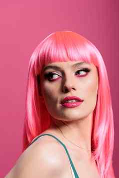 肖像美模型粉红色的假发摆姿势前面相机