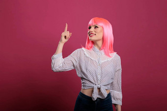 肖像美丽的人粉红色的头发指数手指点