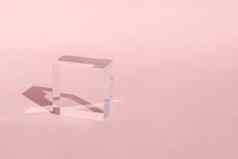 丙烯酸块讲台上产品演讲玻璃透明的多维数据集太阳反射几何站化妆品光影子粉红色的物理折射效果