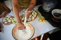 前视图家庭主妇揉面团持有手搪瓷碗面粉厨师饺子国家厨房