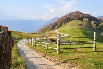 风景如画的阿尔卑斯山脉秋天景观木栅栏山山伦巴第意大利旅游冒险