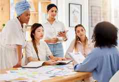 领导协作团队合作业务女人讨论领袖规划有创意的策略企业员工分享目标愿景集团项目启发团队动机