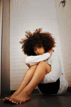 抑郁症焦虑伤心黑色的女人地板上坐着淋浴浴室精神健康哭压力生活青年可怕的的想法抑郁年轻的夫人恐惧