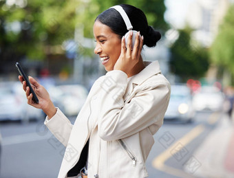 快乐城市女孩电话耳机视频调用走放松街工作首页黑色的女人学生笑笑话模因在线视频旅行位置
