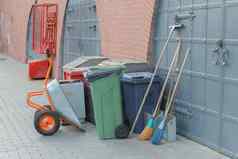 设备清洁城市街道扫帚垃圾容器电车清洁城市概念