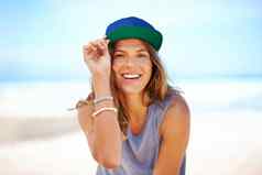 闪烁的最聪明的夏天微笑有吸引力的年轻的女人海滩
