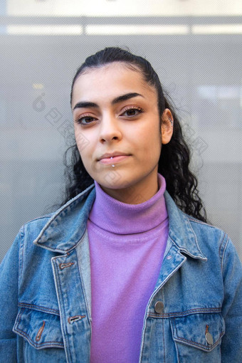 肖像年轻的十几岁的女孩相机穿紫色的<strong>高领</strong>毛衣牛仔布夹克垂直图像