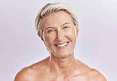美护肤品高级女人光滑的皮肤健康的牙齿粉红色的背景肖像快乐成熟的上了年纪的女微笑由于化妆品健康
