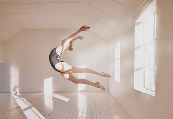 女人芭蕾舞舞者跳舞跳舞工作室模型白色墙阳光年轻的专业女孩艺术体育学生跳中期空气技术有创意的芭蕾舞女演员类