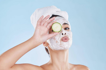 护肤品黄瓜美脸面具肖像美丽的女人采取自然护理清洁健康的皮肤新鲜的健康放松例程宠爱水疗中心美容治疗