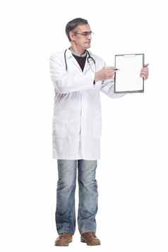 全身的合格的医生剪贴板孤立的白色
