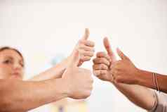 人拇指成功成就协议社区支持集团特写镜头朋友庆祝活动团结承诺团队合作精神健康诊所