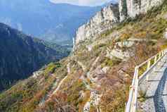 蜿蜒的山路风景如画的阿尔卑斯山脉秋天景观伦巴第意大利