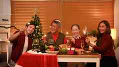 快乐家庭晚餐首页庆祝圣诞节一年聚会，派对罗马焰火筒