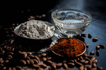 咖啡脸面具皮肤美白黑色的闪亮的木表面组成咖啡粉不冷不热水大米面粉