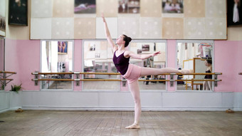 跳舞大厅年轻的芭蕾舞女演员黑色的紧身连衣裤执行阿拉伯式花纹提出了腿优雅站镜子芭蕾舞类
