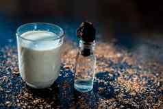 甘油皮肤清洁剂黑色的表面拍摄甘油玻璃瓶玻璃牛奶