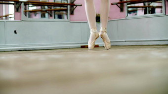 关闭跳舞大厅芭蕾舞女演员执行ssissonne简单的站脚趾尖端鞋子优雅木地板上芭蕾舞类