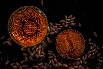 咖啡脸面具<strong>抗衰</strong>老黑色的彩色的木表面组成咖啡豆子蜂蜜