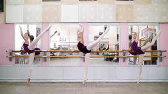 跳舞大厅年轻的芭蕾舞 演员紫色的紧身连衣裤执行大巴特曼回来尖端鞋子提高腿优雅站巴利镜子芭蕾舞类